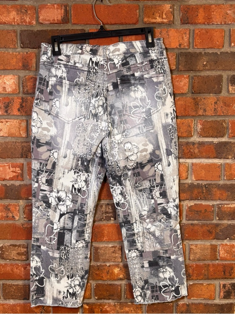 Logo by Lori Goldstein womens graffiti abstract print cropped jeans gray 6P - Picture 3 of 4